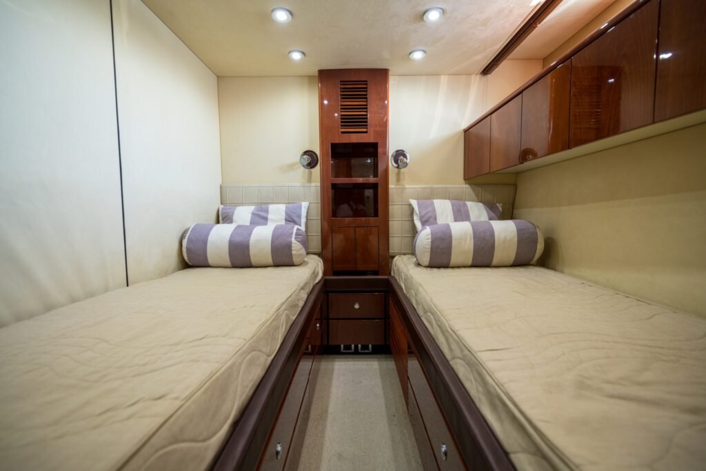 Cabine de hóspedes ou tripulação a bordo, oferecendo conforto e descanso em viagens de vários dias