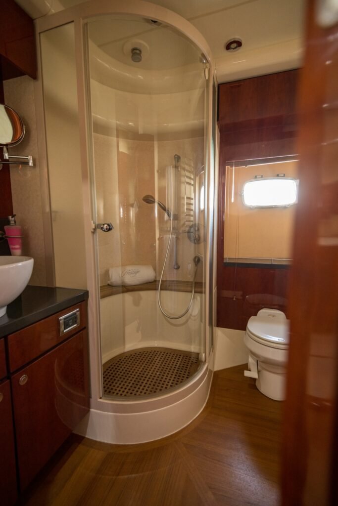 Casa de banho privativa e elegante, com cabine de duche