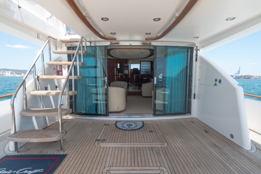 Escadas com acesso ao flybridge