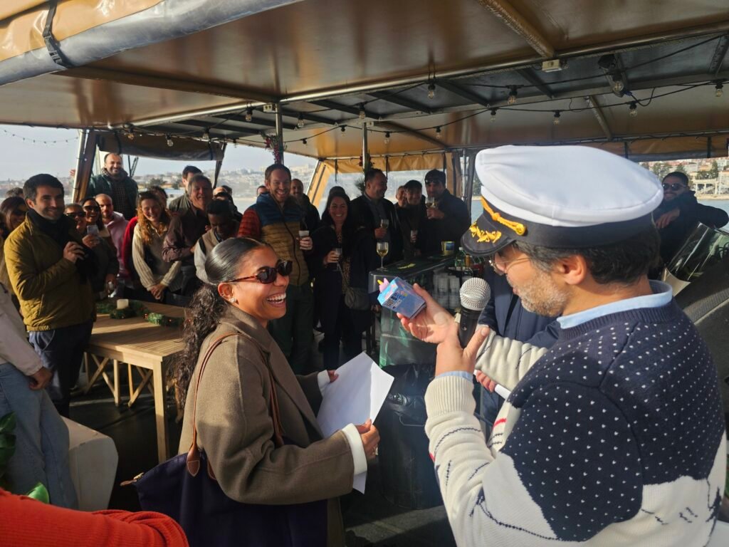 Entrega de premios a la colaboradora durante el evento.