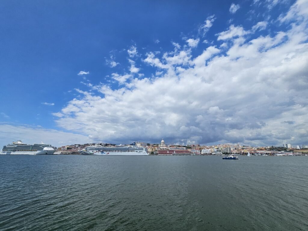 El cielo blanco de Lisboa, visto desde el río Tajo