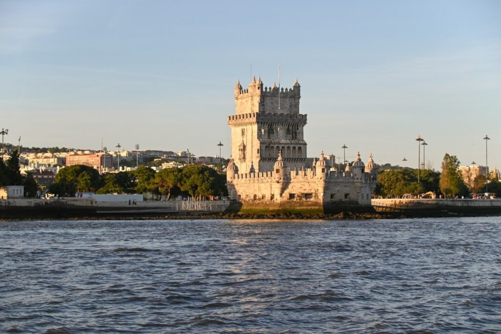 Torre de Belén vista desde el río, durante un paseo al final de la tarde.