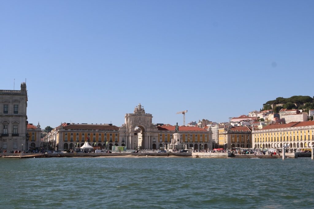 Terreiro do Paço visto desde el río Tajo durante la tarde en un paseo en barco privado.