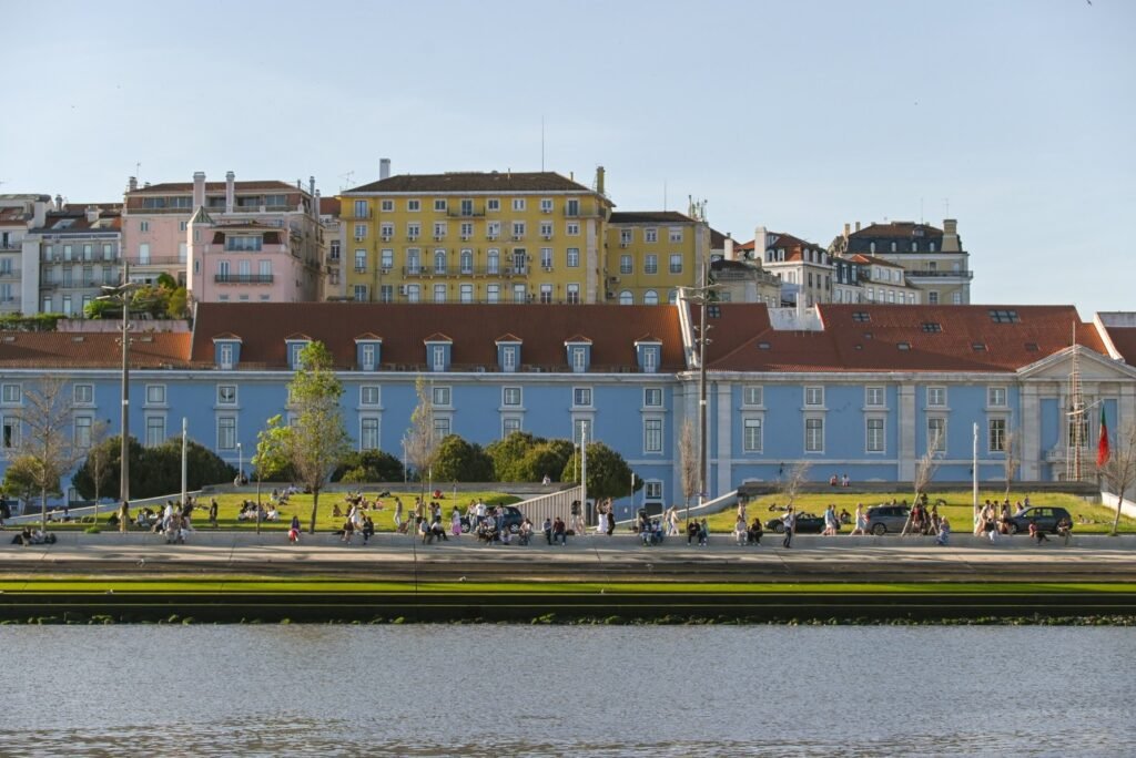 Ribeira das Naus vista desde el río Tajo en una tarde soleada durante una excursión.