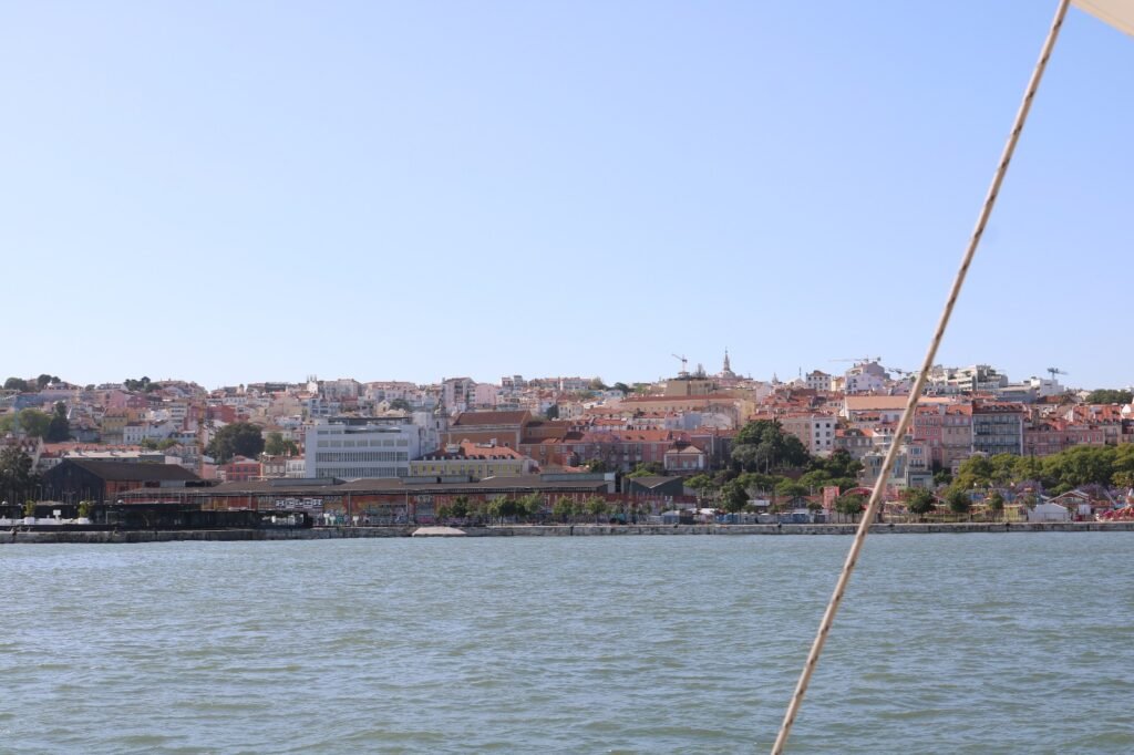 Zona de Santos vista desde el río Tajo en una tarde soleada durante un evento a bordo.