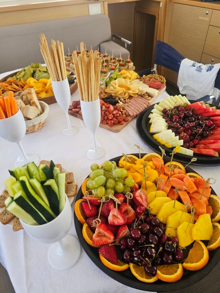 Fruta fresca y aperitivos en el evento