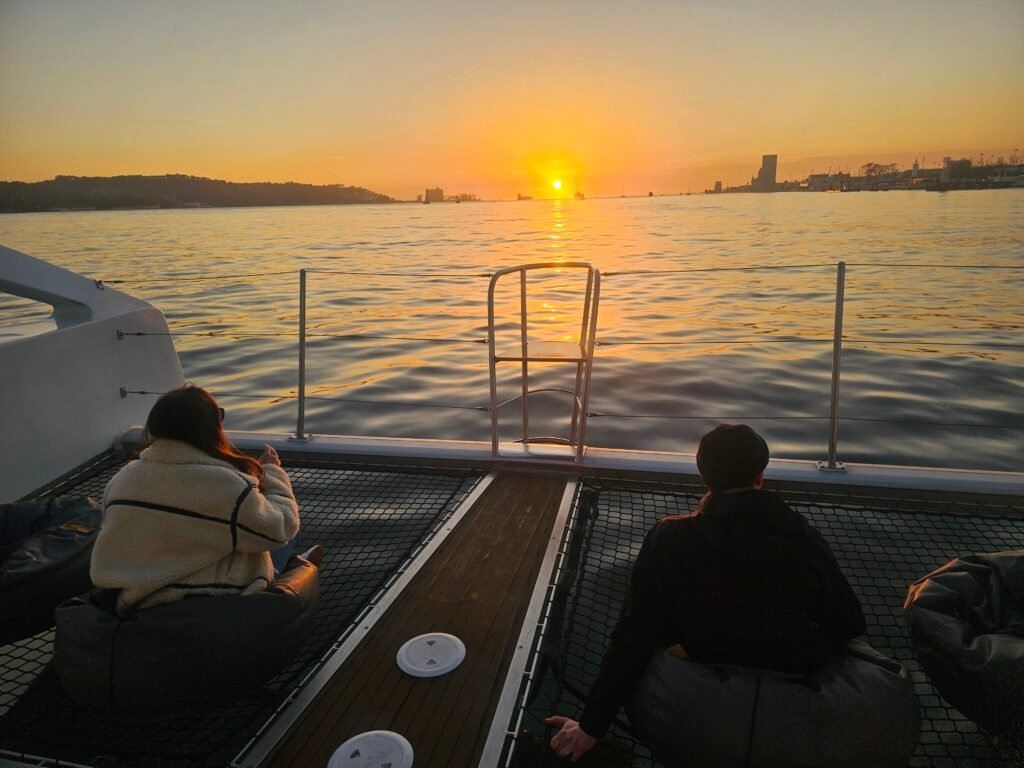 Contemplar la mejor puesta de sol de Portugal en el río Tajo