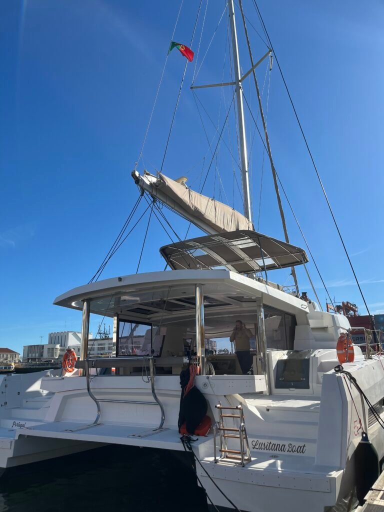 Catamarán Bali: esperando a los invitados en el muelle de Alcántara, Lisboa.