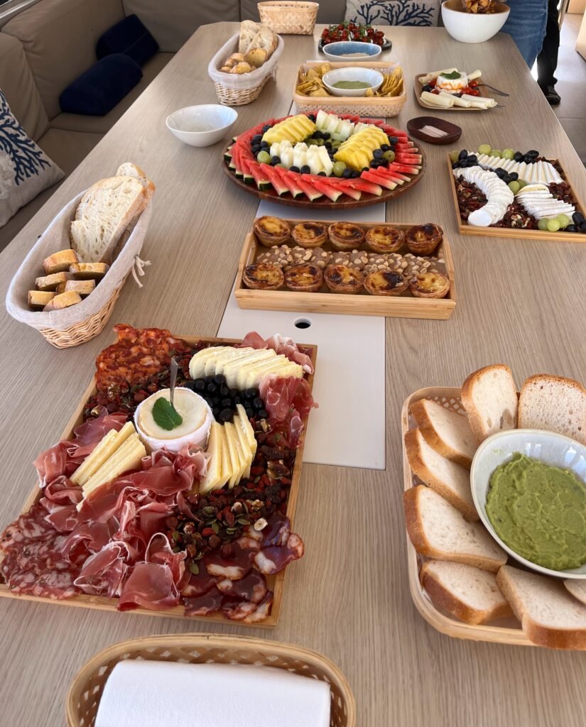 Deliciosas tapas portuguesas a bordo del catamarán Bali, durante un evento.