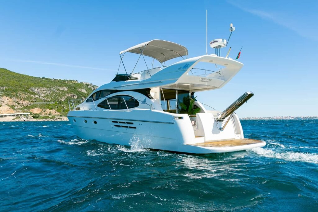 Iate Azimut 46 branco a navegar no mar sob um céu limpo.