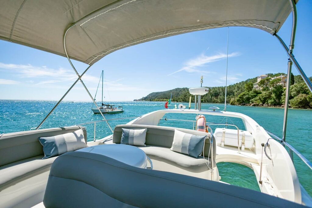Flybridge do iate Azimut 46 com sofás e vista para o mar azul